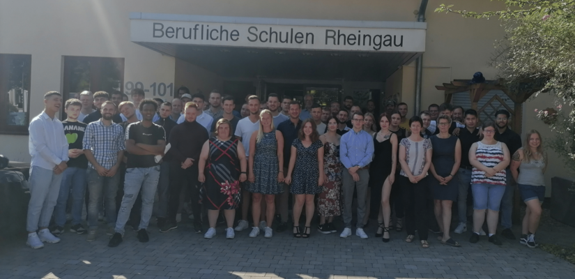 Ein Gruppenbild mit den erfolgreichen Fachkräften für Fruchtsafttechnik vor dem Haupteingang der Beruflichen Schulen Rheingau.