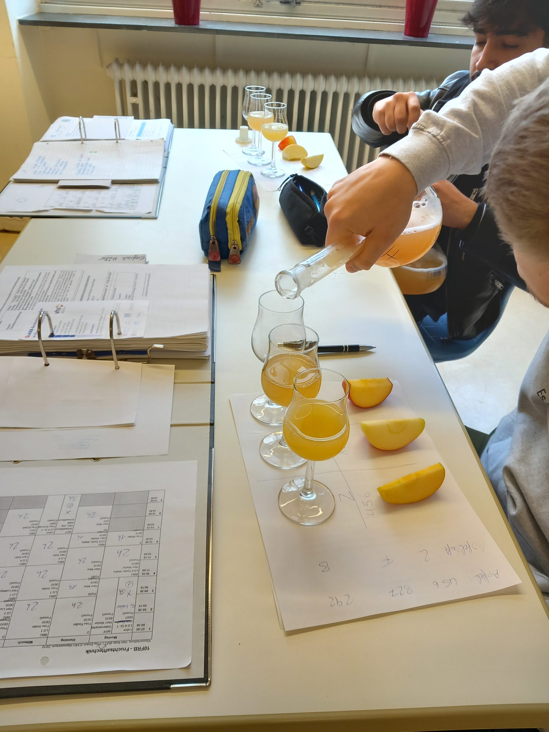 Kostprobe der selbst angefertigten Apfelsäfte im Unterricht.