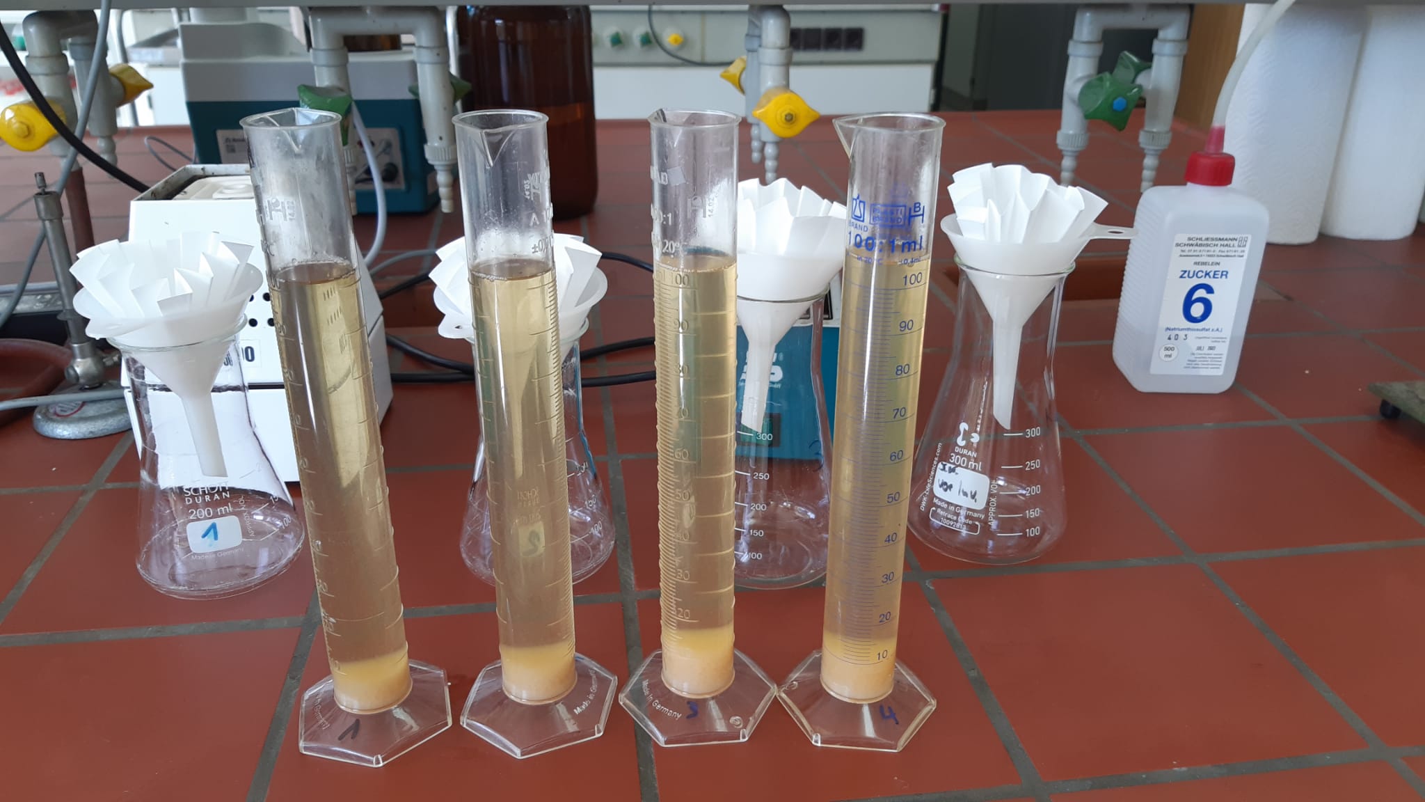 Verschiedene Substanzen in einem Chemielabor während der Ausbildung zum Fruchtsafttechniker.
