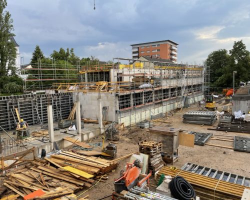 Auf dem Bild erkennt man die ersten Aufbauten des neuen Gebäudes der Beruflichen Schulen Rheingau.