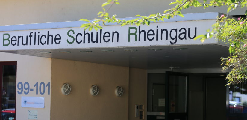 Das Bild zeigt den Haupteingang der Beruflichen Schulen Rheingau.