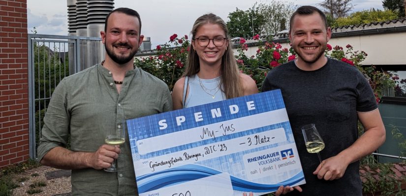 Die Auszubildenden zur Fachkraft für Fruchtsafttechnik halten stolz einen großen Scheck, symbolisch für ihr Preisgeld, nach dem erfolgreichen Abschneiden bei der Drink Innovation Challenge.