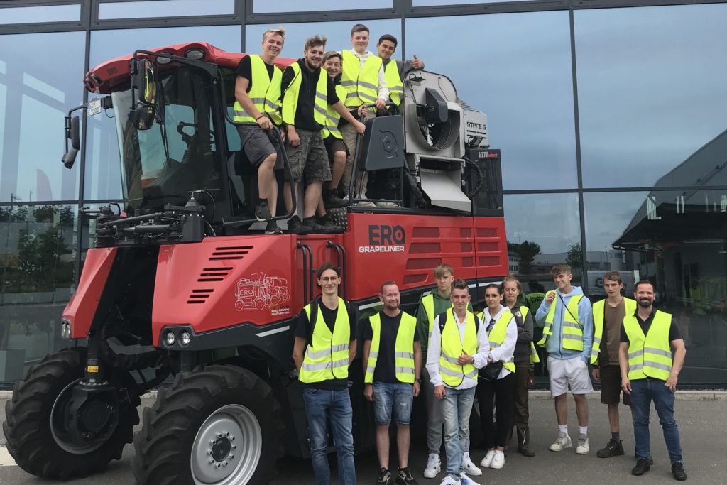 Die Grundstufe der Winzerinnen und Winzer zu Besuch bei der ERO GmbH 